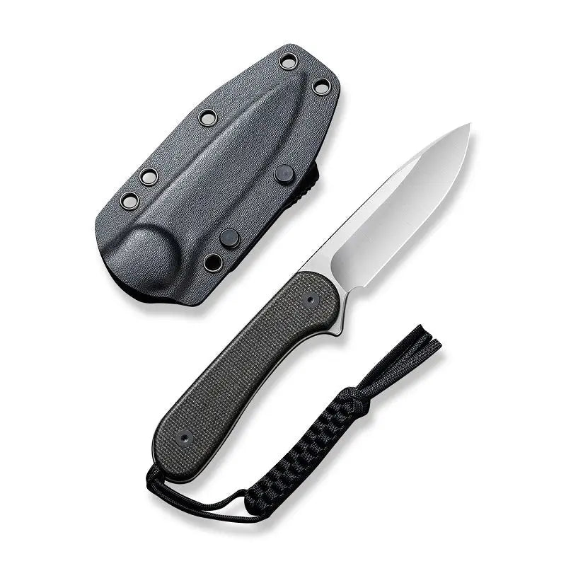 21,5 cm lång kniv med knivstål av D2 med en hårdhet på HRC 59-61. Tillhörande knivslida av svart Kydex med ett T-clip.