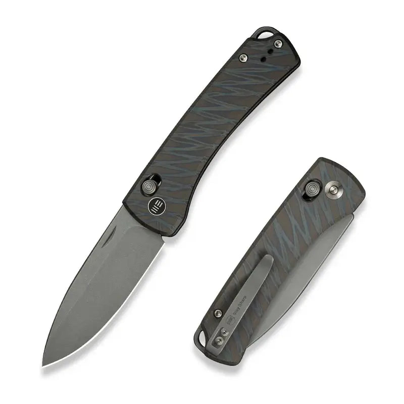 17,7 cm lång exklusiv fällkniv med knivskaft av 6AL4V Titanium med snygga blå detaljer, backspacer i samma material och gråa liners av rostfritt stål. Knivbladet har en grå stentvättad finish av CPM 20CV med en hårdhet på HRC 59-61. Clip och skruvar är tillverkade av titan. Denna fällkniv är försedd med kullager vilket gör att den är mjuk, lätt, smidig och snabb att öppna.Clip: Tip-Up, Höger/Vänster