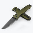 Benchmade Bailout Aluminum Woodland Green är en ultralätt och taktisk fällkniv, designad för både överlevnad och vardagsbruk/EDC. Fällkniven har ett robust tanto-blad med cerakote (gråmatt) finish tillverkat av CPM M4 stål (62-64 HRC). Handtaget är tillverkat av snygg skogsgrön aluminium. En distinkt egenskap är den integrerade glaskrossen i pommeln. Med en vikt på endast cirka 77 gram och en slimmad profil är denna Bailout en av de mest diskreta och högpresterande knivarna för sitt ändamål.