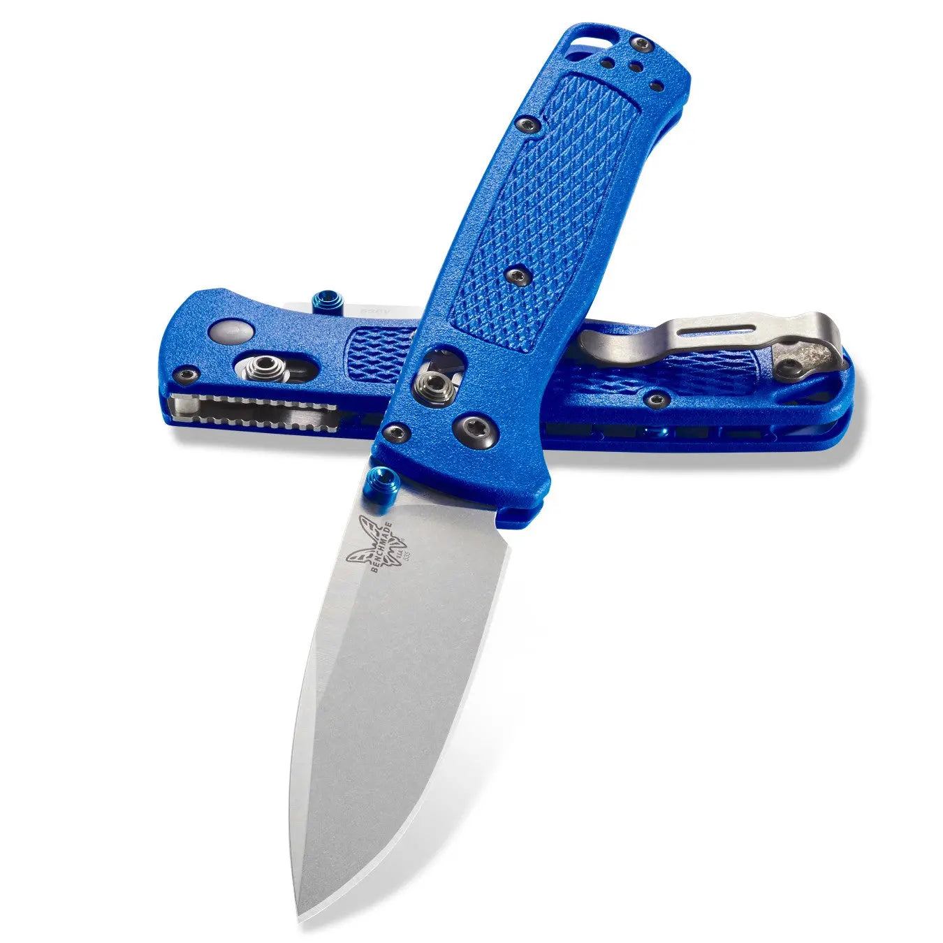 Benchmade Bugout Blue är en av de mest populära fällknivarna för vardagsbruk/EDC på grund av sin extremt lätta vikt och höga funktionalitet. Denna modell kännetecknas av sitt drop point-formade knivblad med blank finish av CPM-S30V stål (58-60 HRC). Handtaget är tillverkat av blå Grivory (glasfiberförstärkt nylon) som ger ett säkert och robust grepp. Bugout är utrustad med Benchmades omtyckta och pålitliga AXIS-lås, vilket möjliggör enkel och säker hantering för både höger- och vänsterhänta användare.