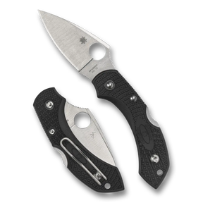 Spyderco Dragonfly 2 C28PBK2 är en liten men extremt kapabel EDC-fällkniv. Den har en totallängd på 141 mm, en bladlängd på 57 mm och väger in på fjäderlätta 34 gram. Bladet är flatslipat (Full Flat Grind) för bästa möjliga skäregenskaper och öppnas enkelt med en hand. Kniven har ett diskret trådclip som är flyttbart (höger/vänster) för tip-up bärande.