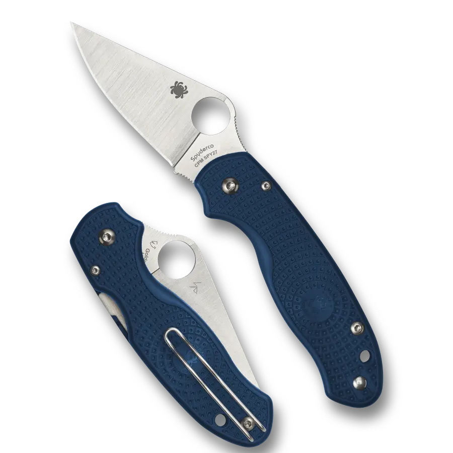 18,3 cm lång fällkniv med handtag av blå FRN. Para 3 är en mindre version av den populära bästsäljaren Para Military 2. Para 3 har samma bra egenskaper och samma stilrena layout men är lite kortare än Para Military 2. Denna version av Para 3 har ett blått handtag av FRN och ett mycket bra bladstål av  CPM SPY27, tillverkad exklusivt till Spyderco.