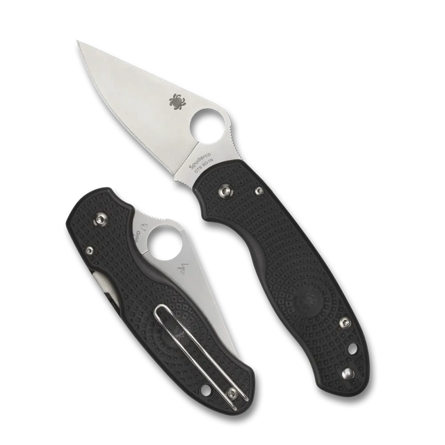 18,3 cm lång fällkniv med handtag av svart FRN. Para 3 är en mindre version av den populära bästsäljaren Para Military 2. Para 3 har samma bra egenskaper och samma stilrena layout men är lite kortare än Para Military 2. Denna kniv är en mycket lätt variant av originalet.