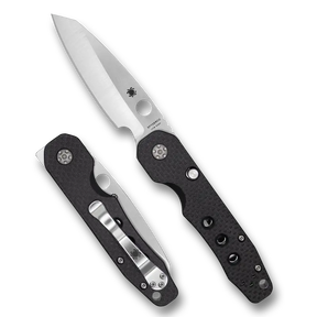 Spyderco Smock är en unik och tekniskt avancerad fällkniv designad av den prisbelönta knivmakaren Kevin Smock. Kniven sticker ut med sin eleganta, linjära profil och en innovativ konstruktion som kombinerar Spydercos klassiska tumhål med en smidig flipper-öppning, vilket ger en enastående mekanisk känsla.