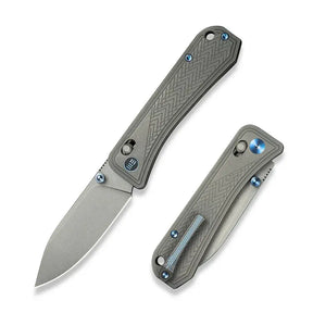16,7 cm lång exklusiv fällkniv med knivskaft av 6AL4V Titanium, backspacer i samma material och gråa liners av rostfritt stål. Knivbladet har en grå stentvättad finish av CPM S45VN med en hårdhet på HRC 59-61. Clip, tumstöd och skruvar är tillverkade av titan. Snygga blå detaljer! Denna fällkniv är försedd med kullager vilket gör att den är mjuk, lätt, smidig och snabb att öppna.Clip: Tip-Up, Höger