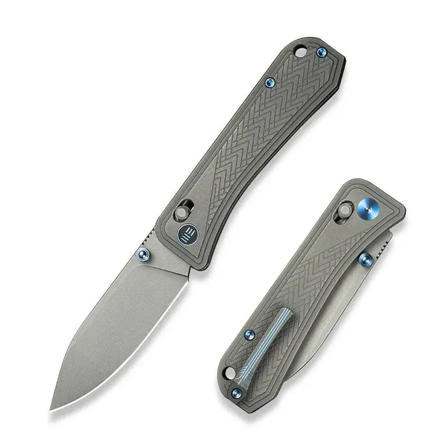 16,7 cm lång exklusiv fällkniv med knivskaft av 6AL4V Titanium, backspacer i samma material och gråa liners av rostfritt stål. Knivbladet har en grå stentvättad finish av CPM S45VN med en hårdhet på HRC 59-61. Clip, tumstöd och skruvar är tillverkade av titan. Snygga blå detaljer! Denna fällkniv är försedd med kullager vilket gör att den är mjuk, lätt, smidig och snabb att öppna.Clip: Tip-Up, Höger
