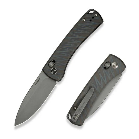 17,7 cm lång exklusiv fällkniv med knivskaft av 6AL4V Titanium med snygga blå detaljer, backspacer i samma material och gråa liners av rostfritt stål. Knivbladet har en grå stentvättad finish av CPM 20CV med en hårdhet på HRC 59-61. Clip och skruvar är tillverkade av titan. Denna fällkniv är försedd med kullager vilket gör att den är mjuk, lätt, smidig och snabb att öppna.Clip: Tip-Up, Höger/Vänster