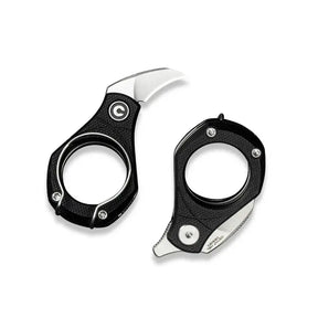 6,7 cm lång fällkniv med fidgetvänlig fällkniv med ett hawkbillformat knivblad av 14C28N med en hårdhet på HRC 58-60. Knivskaftet är tillverkat av svart G10 med grå liners och svart backspacer. Denna fällkniv är försedd med kullager vilket gör att den är mjuk, lätt, smidig och snabb att öppna.Clip: Tip up höger/vänster