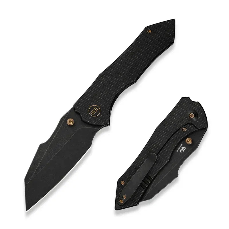21 cm lång exklusiv fällkniv med knivskaft av svart 6AL4V titan och knivstål med svart stentvättad finish av CPM 20CV med en hårdhet på HRC 58-60. Clip och skruvar är även dem tillverkade av 6AL4V titan. Denna fällkniv är försedd med kullager vilket gör att den är mjuk, lätt, smidig och snabb att öppna.Clip: Tip-Up, Höger